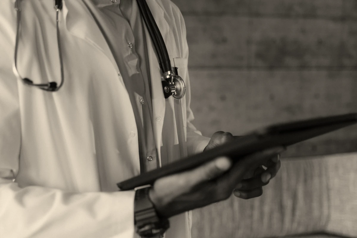 Equipo de médicos y la periodista Olivia Hernández en una sesión de trabajo, discutiendo estrategias de divulgación médica en una oficina iluminada.